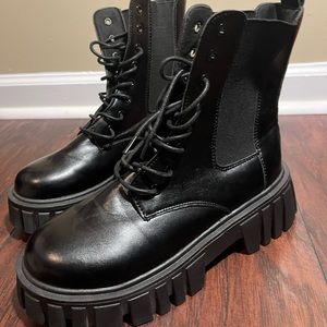 Combat boots, barely worn in good condition